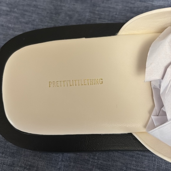 NIB PrettyLittleThing Women’s Sz 7 Cream Chunky Sandal Toe Flip Flops - Picture 4 of 6